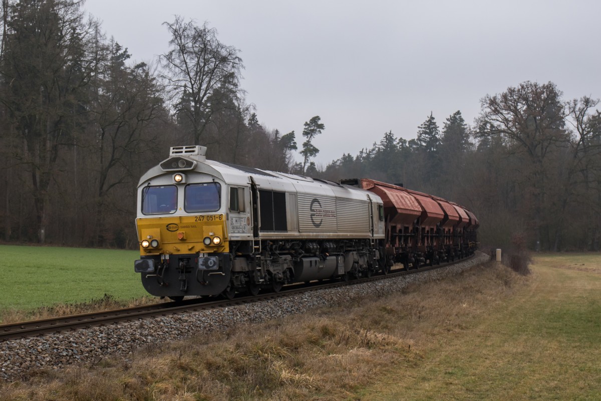 247 051-6 aus M�hldorf kommend am 30. Dezember 2015 kurz vor Kastl.