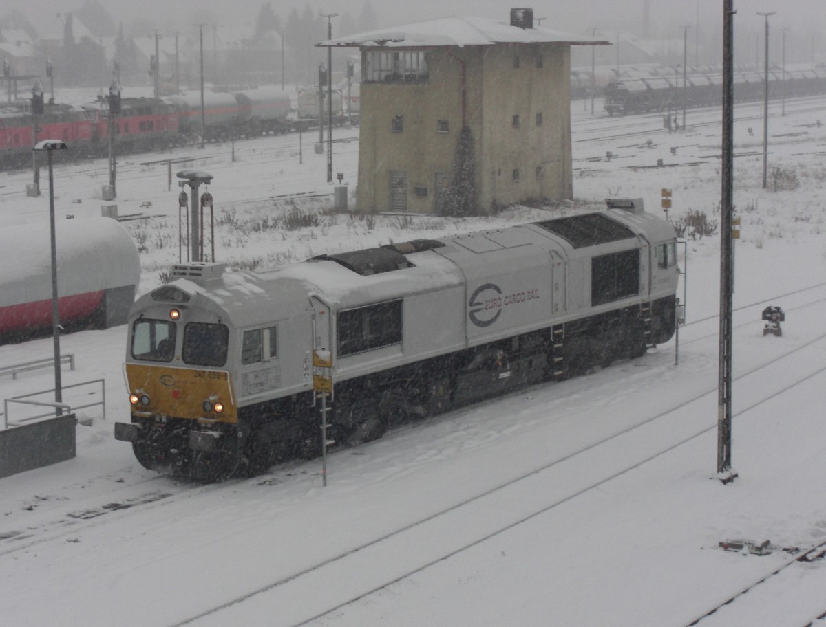 247 059-9 bei dichtem Schneetreiben im Bahnhof von M�hldorf am 2. April 2007.