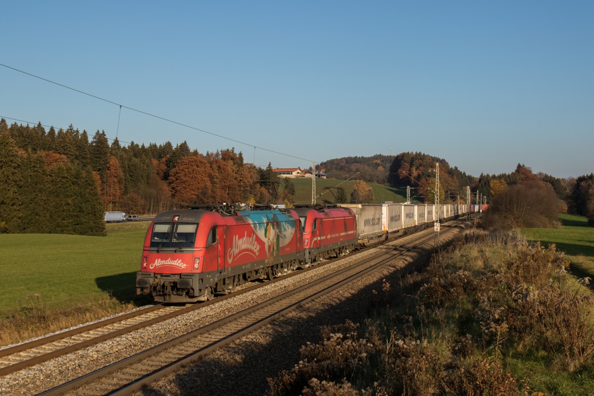 541 013  Almdudler  und 541 020 vor dem  EKOL -Zug am 5. November 2015 bei Grabenst�tt.