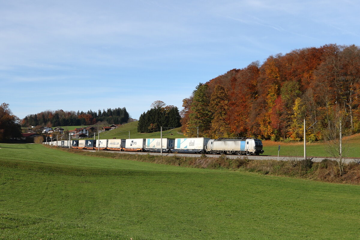 6193 116 von  Railpool  war mit einem   EKOL-KLV  am 31. Oktober 2025 bei Axdorf auf dem Weg nach Salzburg.