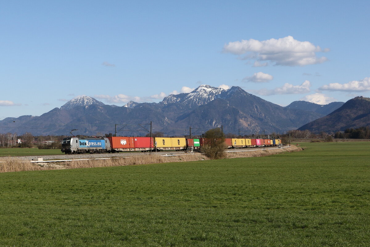 6193 147 von  BoxXpress  mit einem Containerzug aus Salzburg kommend am 8. April 2025 bei Bernau am Chiemsee.