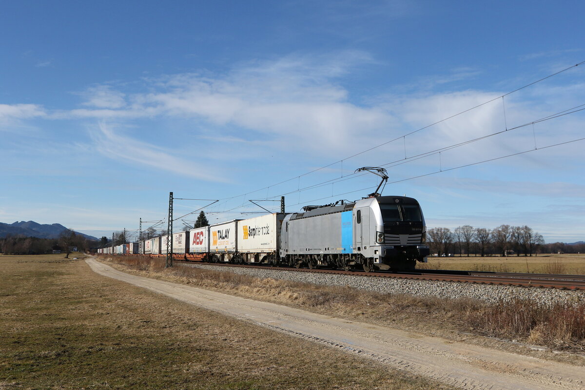 6193 817 mit einem  KLV  aus M�nchen kommend am 10. Februar 2026 bei �bersee am Chiemsee.