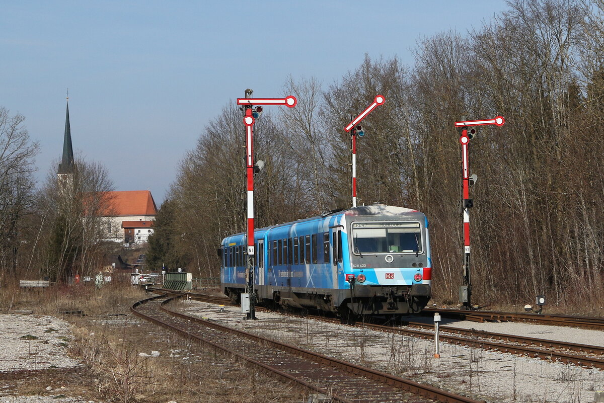 628 423 bei der Ausfahrt aus H�rpolding am 10. Februar 2023.