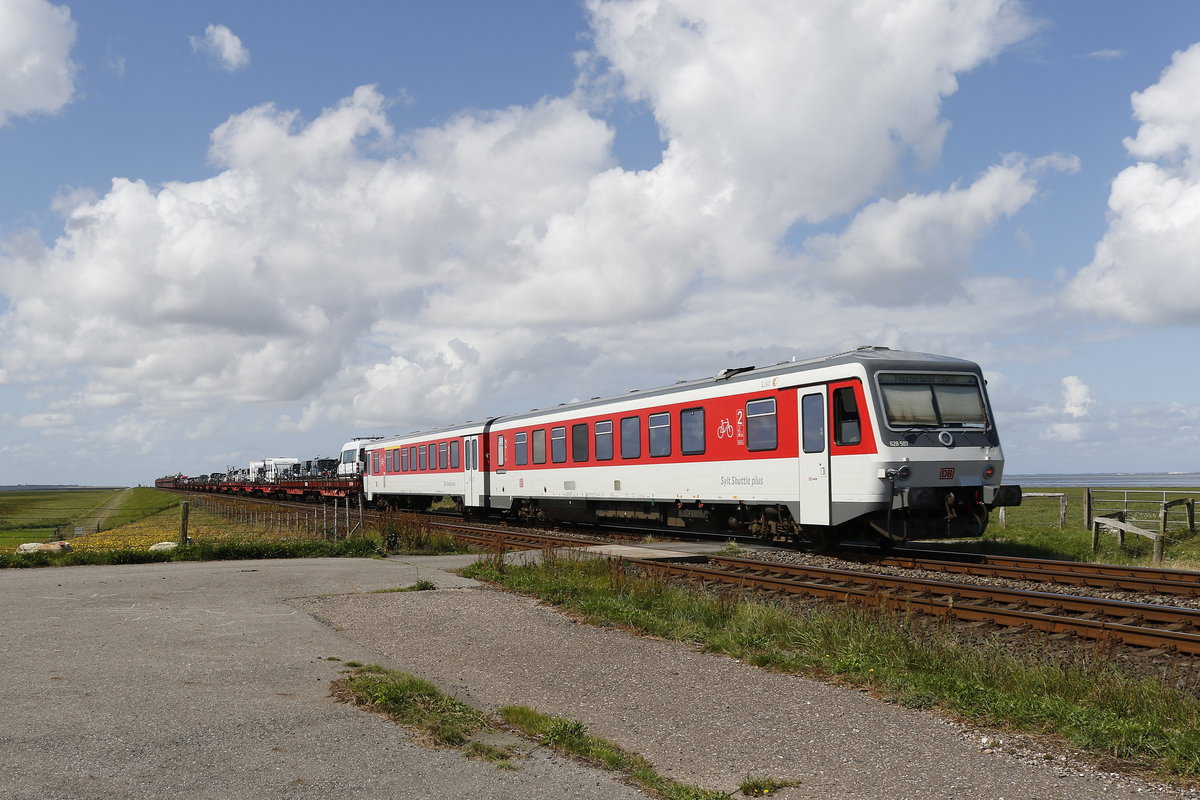 628 507 an einem  Sylt-Shuttle  am 13. August 2017 auf dem Hindenburg-Damm.