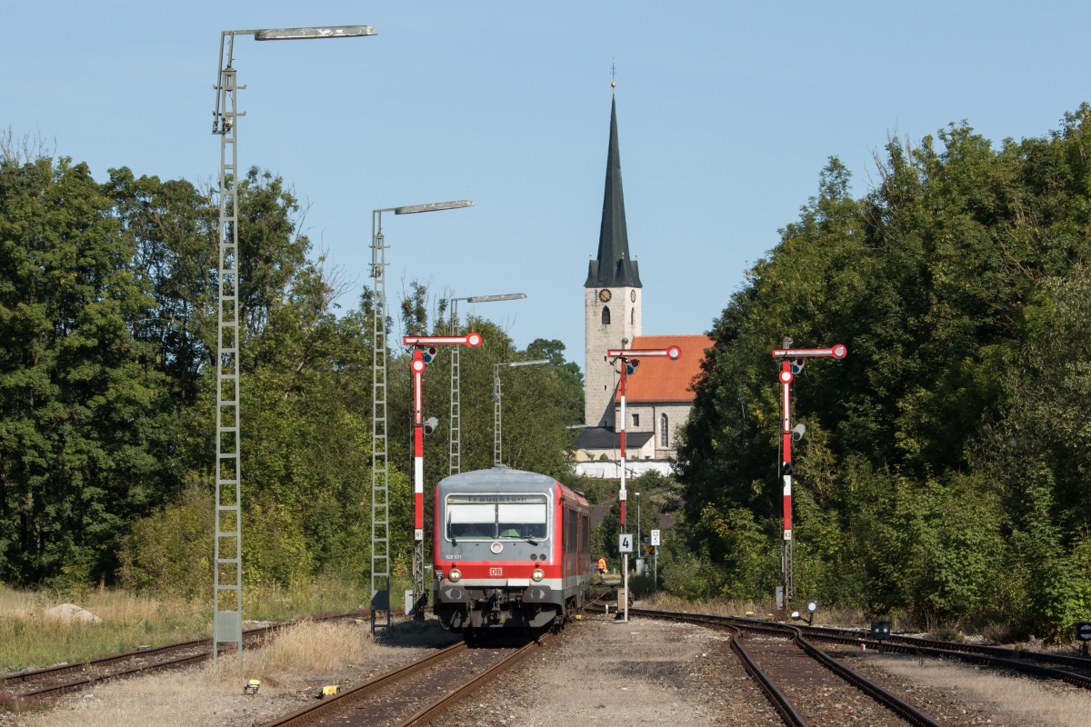 628 571 bei der Einfahrt in den Bahnhof von H�rpolding am 26. August 2015.