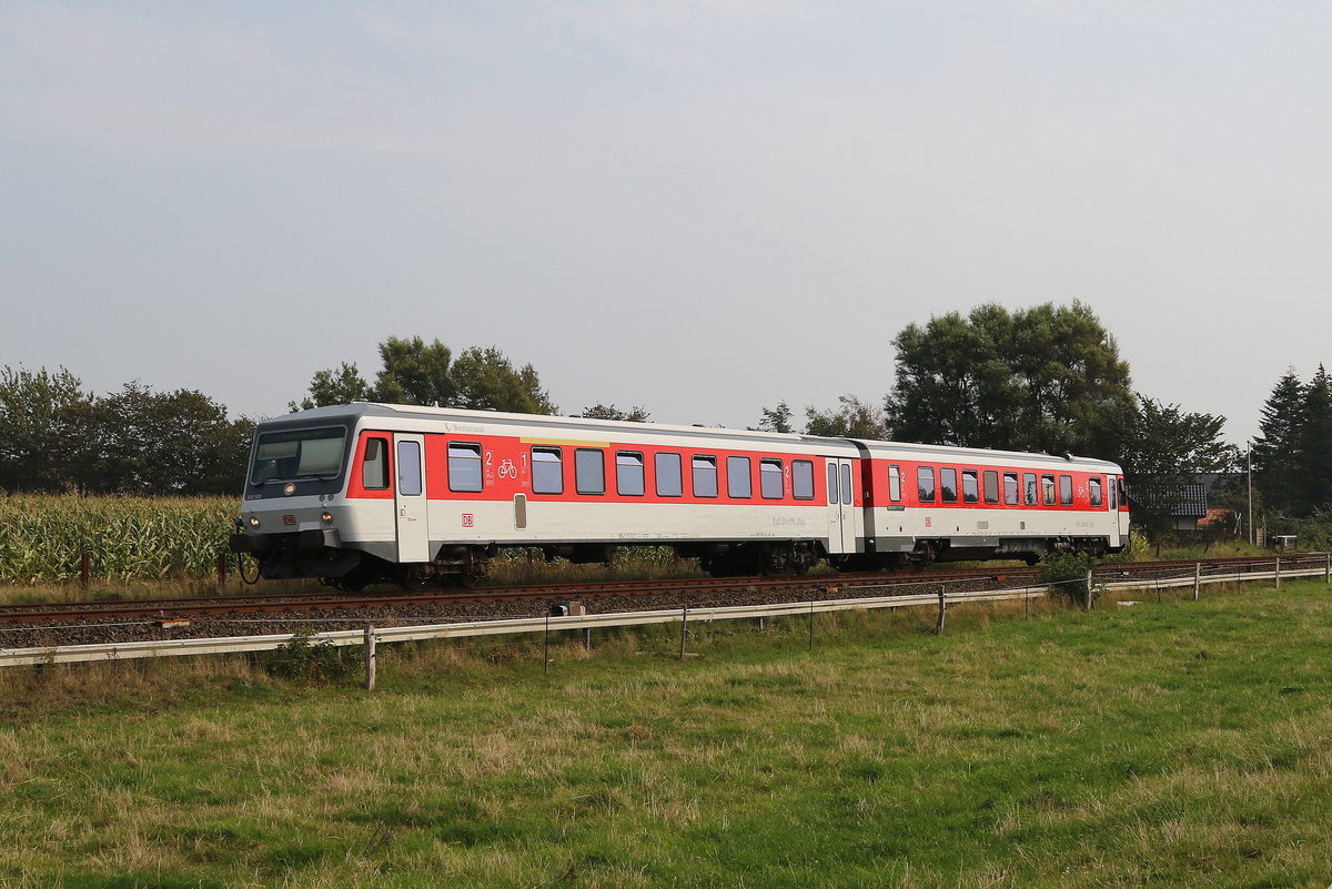 928 509  Westerland  war am 28. August 2019 bei Risum-Lindholm in Richtung Nieb�ll unterwegs.