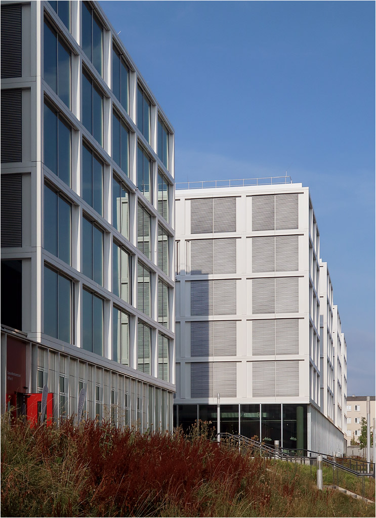 Daimler Office V in Stuttgart-Vaihingen - 

Fertigstellung 2021, Architekturbüro O&O Baukunst (Berlin, Wien)

Schrägansicht entlang der Schockenriedstraße. Über einem anders gestalteten Sockelgeschoss befinden die fünf Büroebenen mit klar strukturierten Glasfassaden.

30.08.2022
