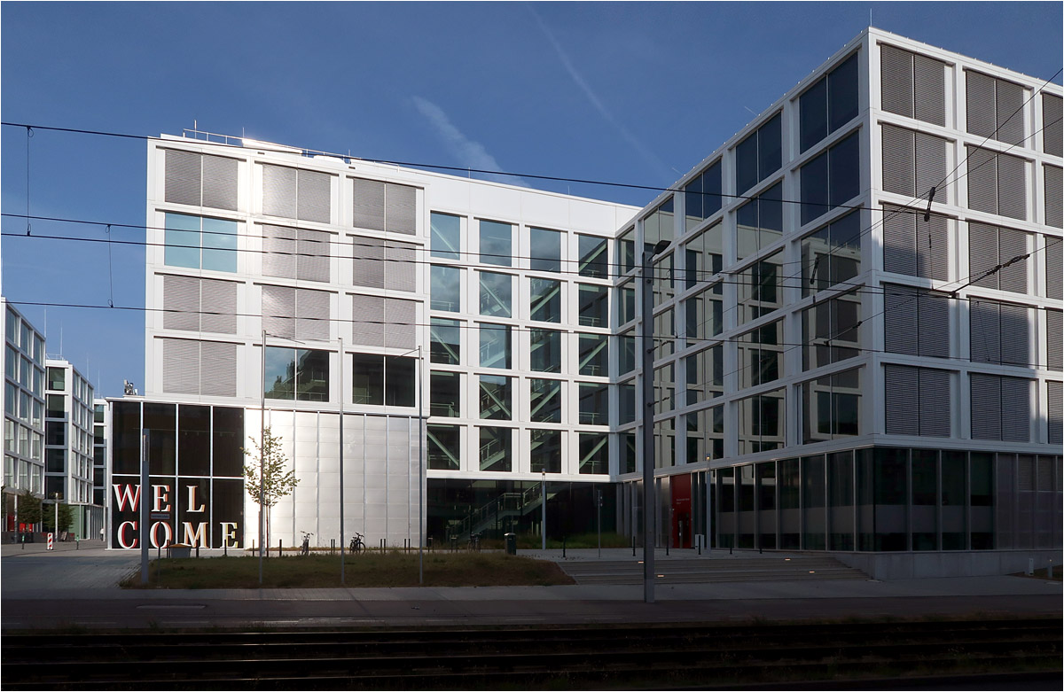 Daimler Office V in Stuttgart-Vaihingen - 

Fertigstellung 2021, Architekturbüro O&O Baukunst (Berlin, Wien)

Aus A: In Bildmitte scheint ein Treppenhaus durch die Glasfassade.

30.08.2022
