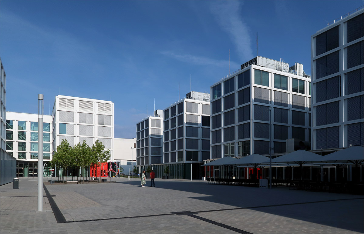 Daimler Office V in Stuttgart-Vaihingen - 

Fertigstellung 2021, Architekturbüro O&O Baukunst (Berlin, Wien)

Die vier Bürokomplexes sind um einen öffentlich zugänglichen Stadtplatz gruppiert.

30.08.2022

