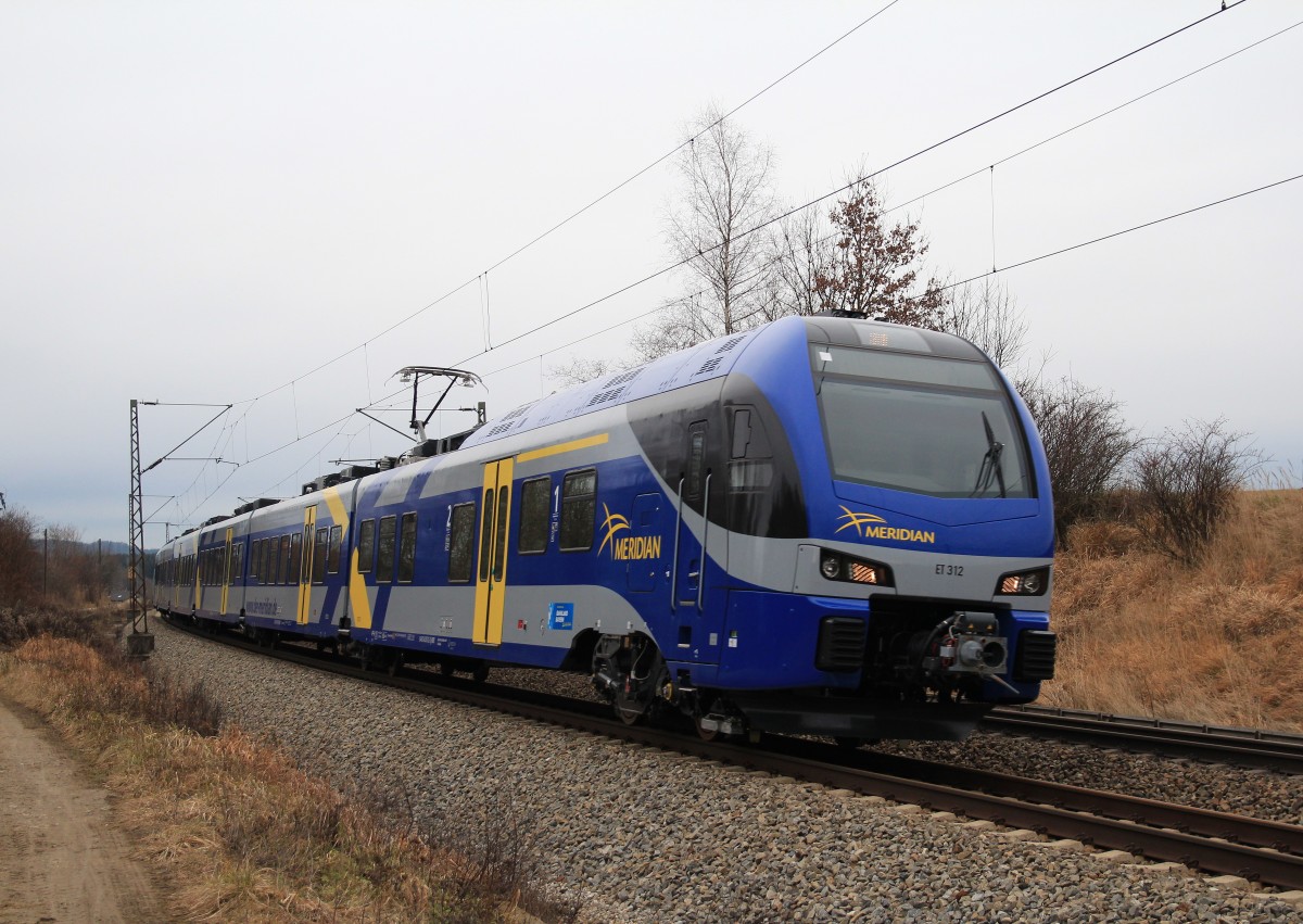 ET 312 aus M�nchen kommend am 4. Januar 2014 bei Osterm�nchen.