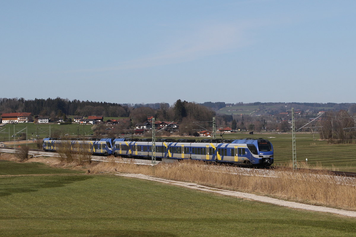 ET 318 aus M�nchen kommend am 31. M�rz 2021 bei Bernau am Chiemsee.