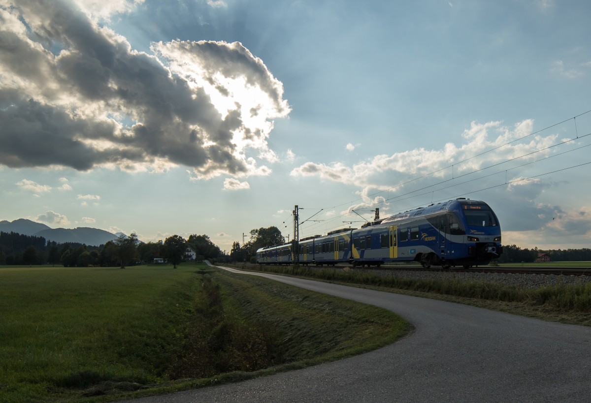 ET 320 bei herrlicher Wolkenstimmung auf dem Weg nach Salzburg am 9. September 2015 bei �bersee am Chiemsee.