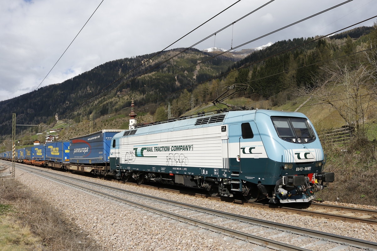 EU 43 001 der  Rail Traction Company  vom Brenner kommend am 7. April 2017 bei Novale/S�dtirol.