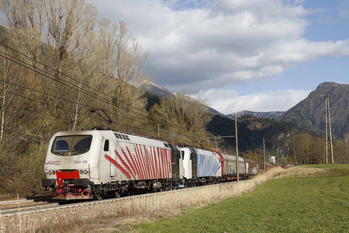 EU 43 005 und EU 43 003 waren am 7. April 2017 in Richtung Brenner unterwegs. Aufgenommen bei Freienfeld/Campo di Trens.