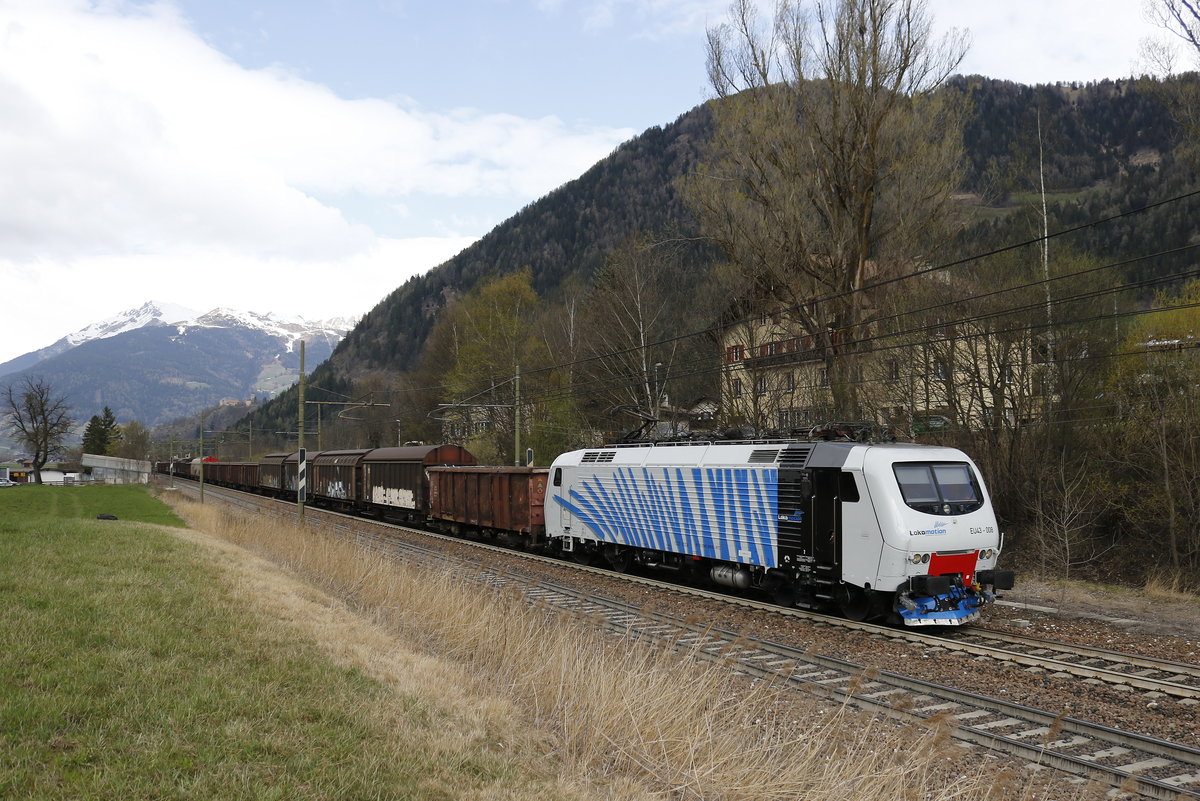 EU 43 008 am 7. April 2017 vom Brenner kommend bei Freienfeld in S�dtirol.