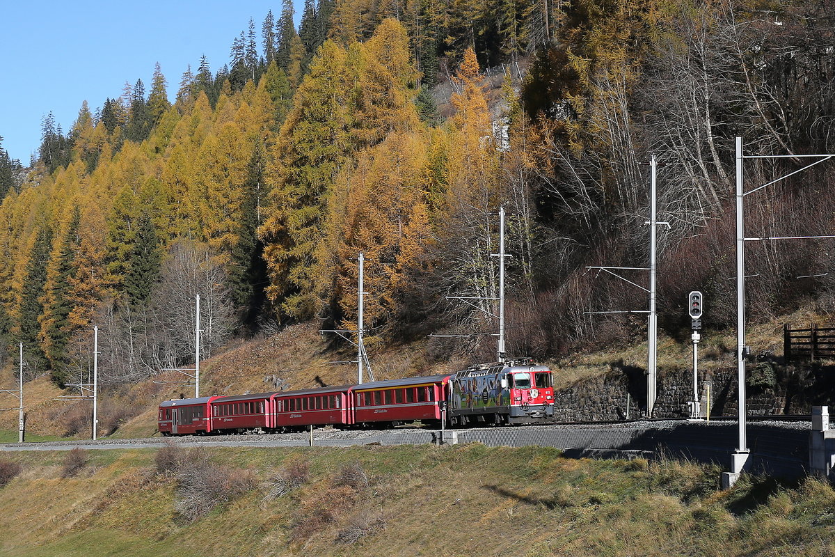 Ge 4/4 II 611  Landquart  auf dem Weg nach St. Moritz. Aufgenommen am 31. Oktober 2017 bei der Einfahrt in den Bahnhof von Berg�n.