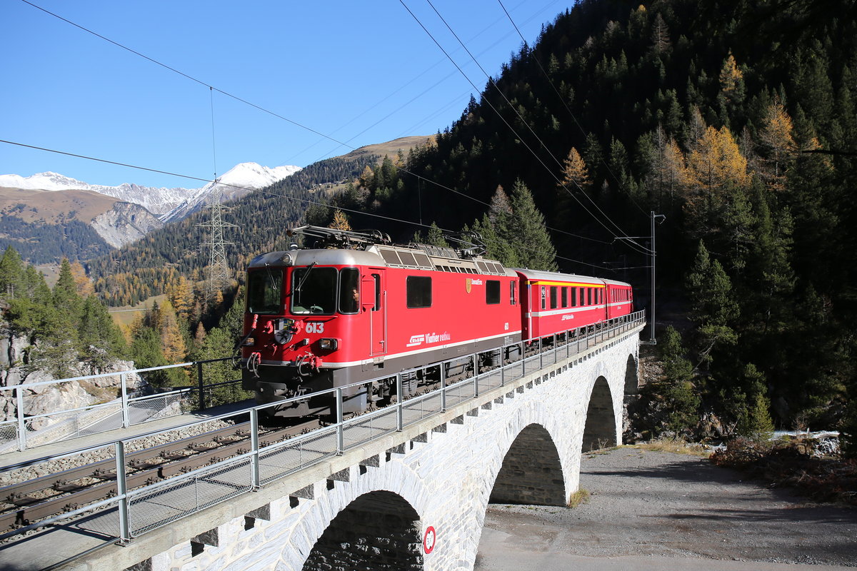 Ge 4/4 II 613  Domat/Ems  war am 31. Oktober 2017 auf dem  Albulaviadukt I  bergw�rts in Richtung Preda unterwegs.