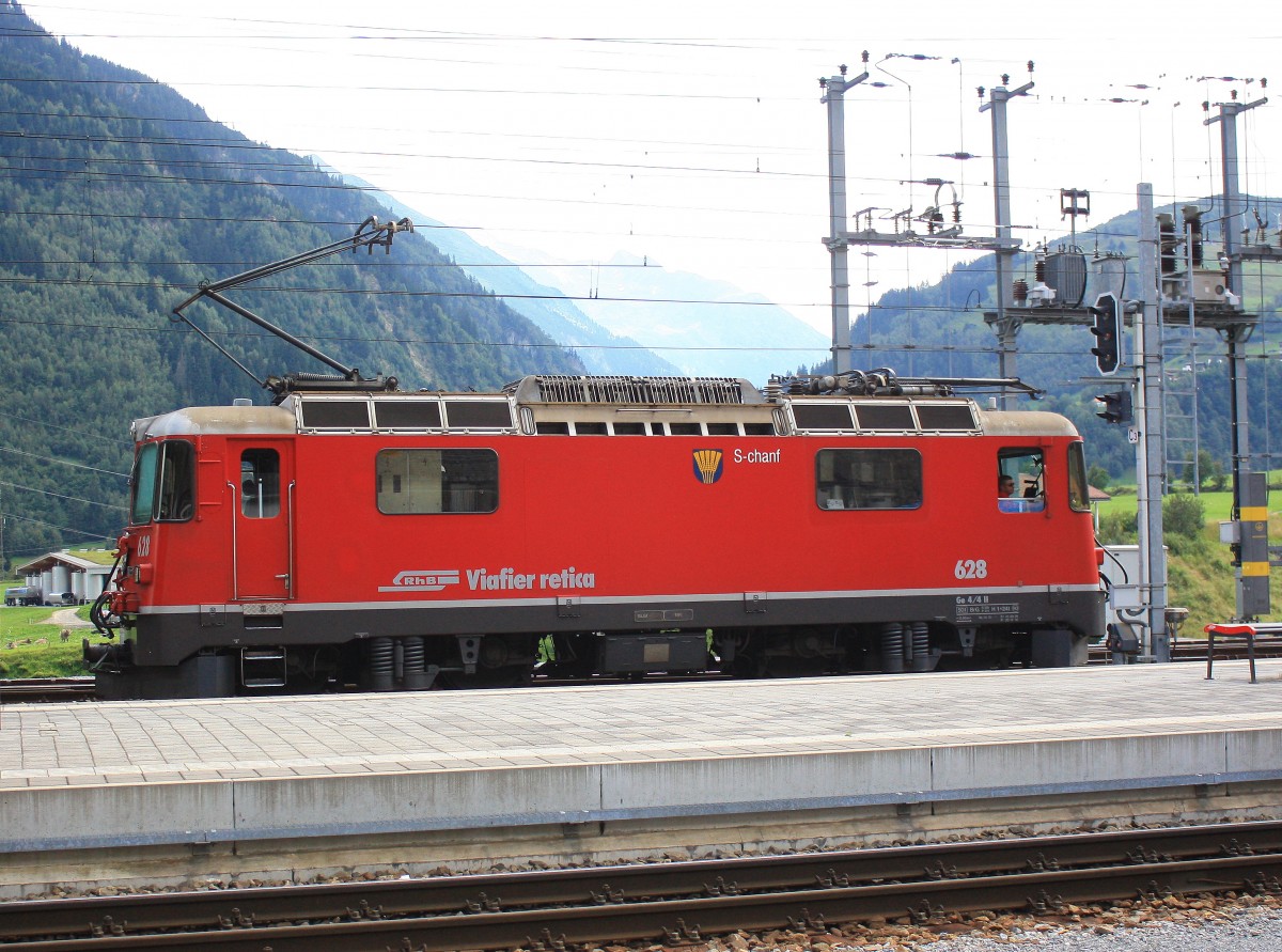 Ge 4/4 II - 628  S-chanf  wartet am 19. August 2014 im Bahnhof von Disentis auf den n�chsten Einsatz.
