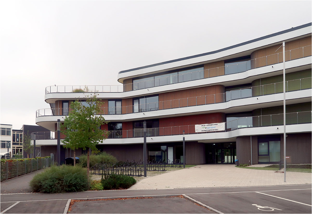 Gotthard-Müller-Schule in Filderstadt-Bernhausen

Fertigstellung 2020, Behnisch Architekten.

Der Zugang befindet sich auf der Nordwestseite an der La Souterrainer Straße.

27.08.2022 (M)