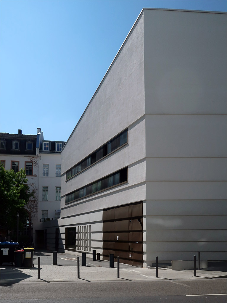 Jüdisches Museum in Frankfurt am Main. 

Fertigstellung: 2020, Staab Architekten (Berlin)

Die nach Osten ausgerichtet 'Rückseite' des Museums.

21.07.2021