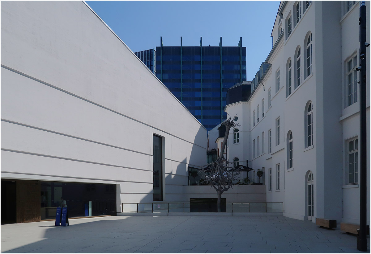 Jüdisches Museum in Frankfurt am Main. 

Fertigstellung: 2020, Staab Architekten (Berlin)

Der Neubau und der Altbau stehen V-förmig zueinander, und öffnen sich so dem Bertha-Pappenheim-Platz.  Der Innenraum des Lichtbaues wird geprägt durch eine alle Geschosse verbindendes Raumkontinium mit einem hohen Atrium mit Glasdach. Neben dem Eingangsbereich befindet sich im Innern, der Shop, eine Bibliothek und ein Café mit Terrasse, in Bildmitte im Hintergrund erkennbar. Unterhalb dieser Terrasse befindet sich der Verbindungsbau zum eigentlichen Museum im Altbau rechts, dem Rothschild-Palais. Dieser wurde ebenfalls völlig neu gestaltet.

21.07.2021