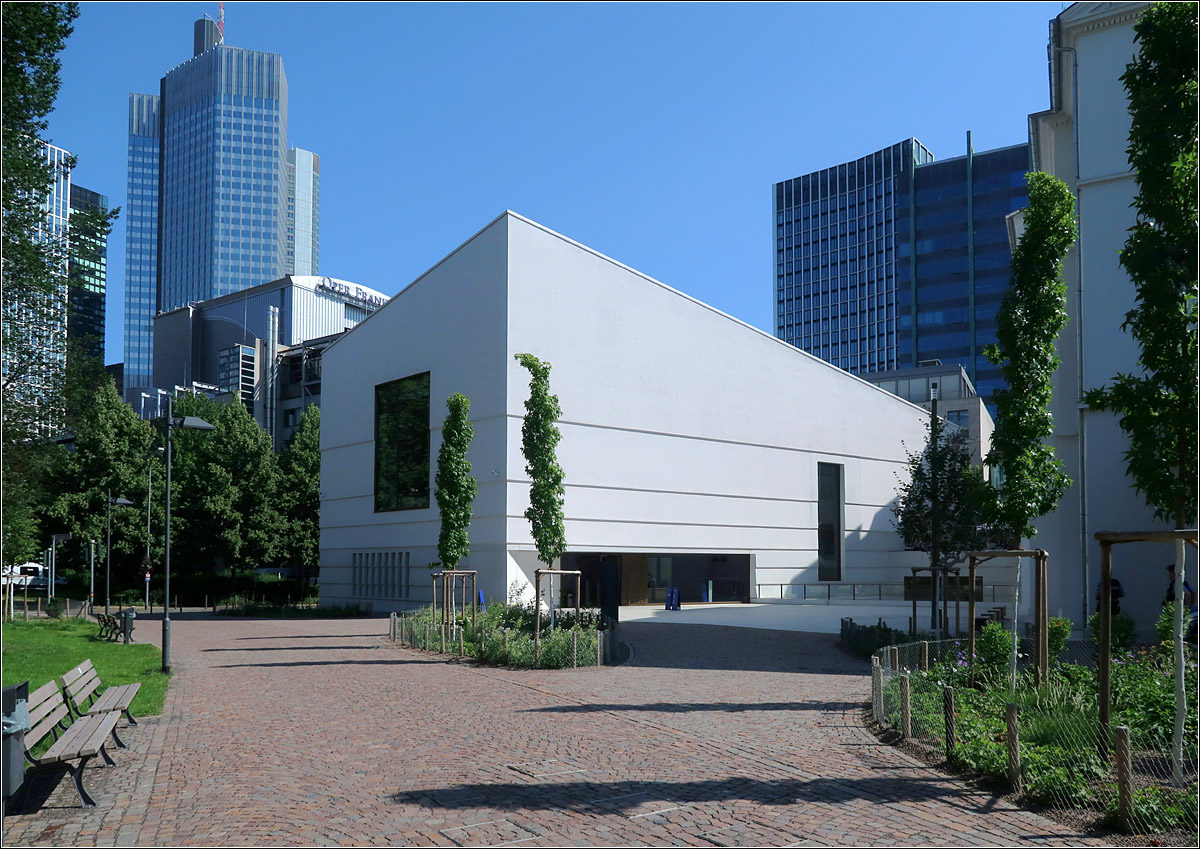 Jüdisches Museum in Frankfurt am Main. 

Fertigstellung: 2020, Staab Architekten (Berlin)

Blick von Süden auf den Erweiterungsbau (Lichtbau) des Jüdischen Museums.

21.07.2021