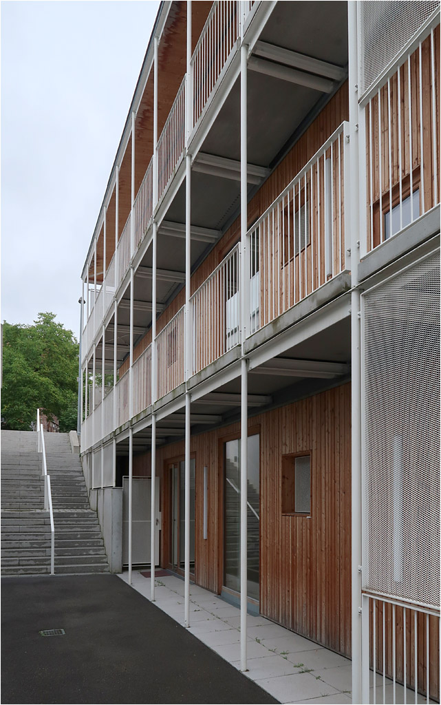Kinderhaus Franziskus in Stuttgart-Kaltental - 

Fertigstellung 2015, Kuhn und Lehmann Architekten.

Das Gebäude befindet sich am Hang. An der Nordfassade führt eine Treppe hinauf zu höher gelegenen Burgstraße.

27.08.2022 