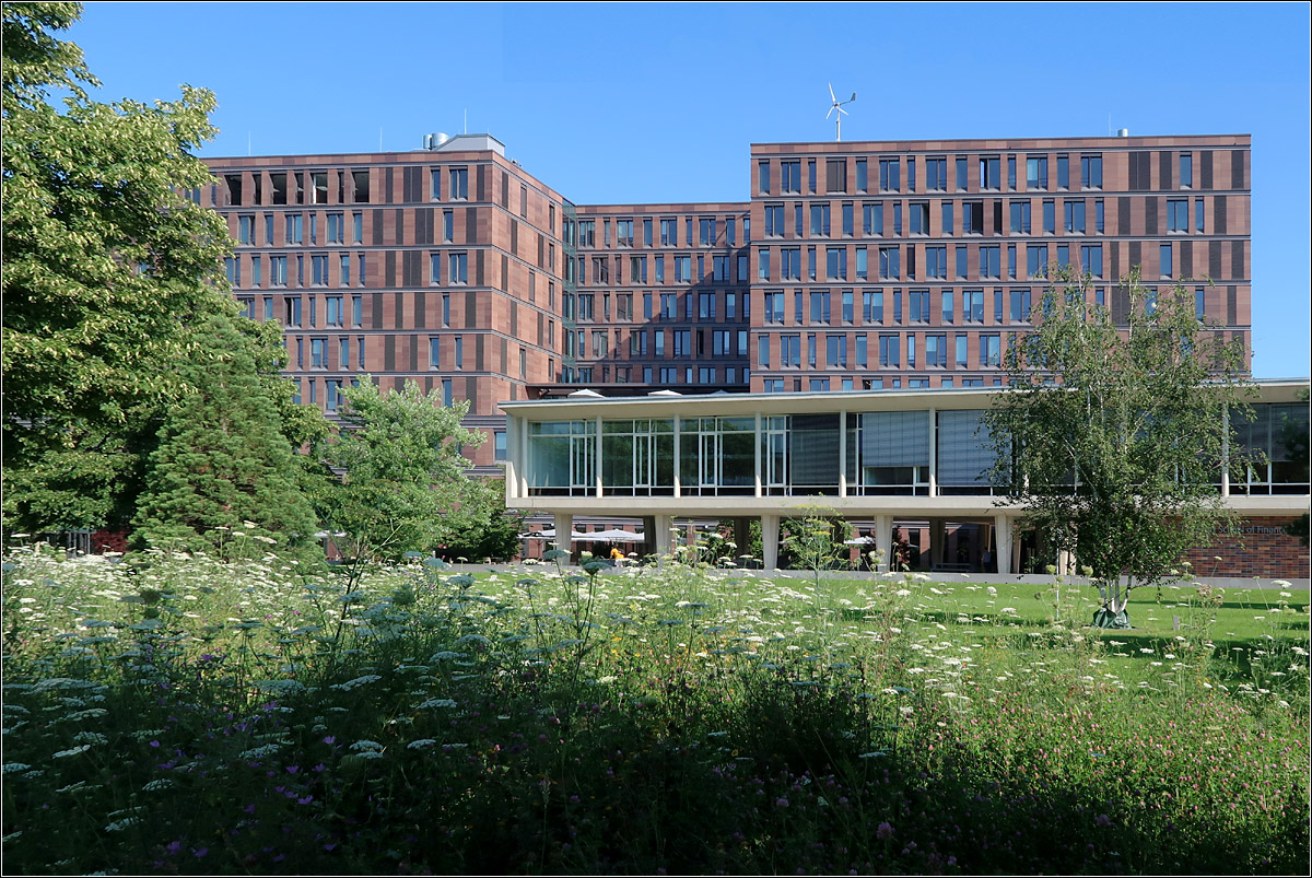 School of Finance and Management, Frankfurt am Main - 

Fertigstellung 2017, Henning Larsen Kopenhagen, München

Im Frankfurter Nordend an der Adickesallee liegt dieser schöne Bau.

21.07.2021