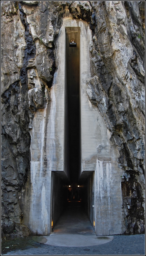 Wie ein Schlsselloch im Berg sieht der Eingang zur Burg Castelgrande in Bellinzona, Tessin. Wenn sich Sesam dann geffnet hat, transportiert einen der Aufzug im Berginneren zu einer grandiosen Aussicht auf die Stadt. Mai 2013.
