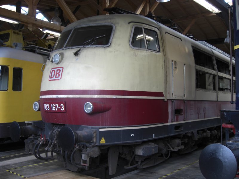 103 167-3 in der Frontansicht im Ringlokschuppen der
 Freilassing Lokwelt . Aufgenommen am 23. August 2008.
