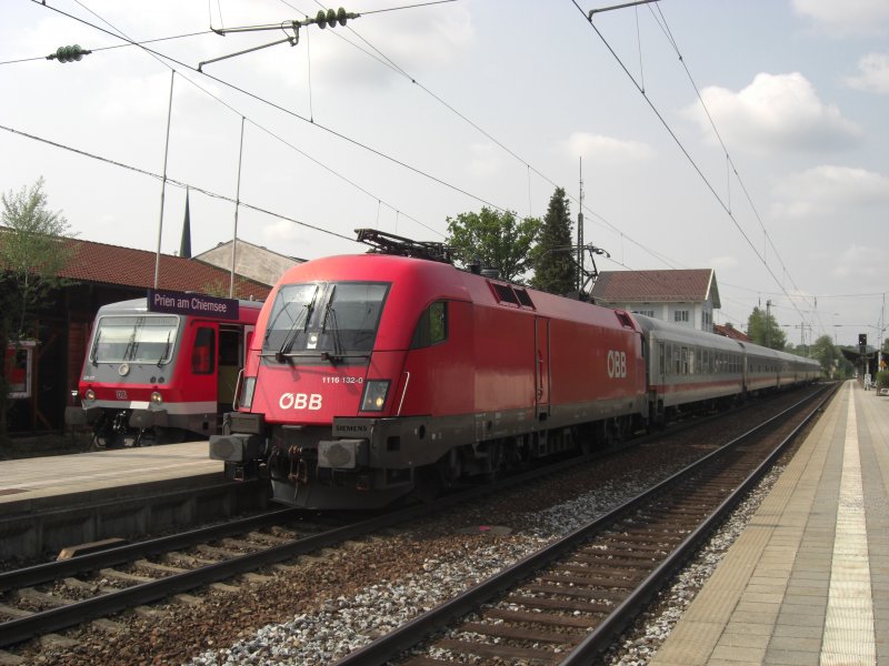 1116 132-0 von M�nchen kommend beim Halt im Bahnhof von Prien am 
1. Mai 2009.