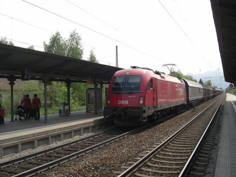 1216 131 durchf�hrt mit einem gemischten G�terzug am 1. Mai 2009
den Bahnhof von Prien am Chiemsee.