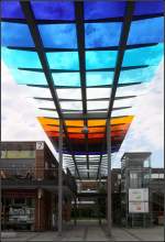 . Zentrum der solarCity in Linz-Pichling -

Unter den Glasdächern hält die Straßenbahn, die in die solarCity verlängert wurde.

Juni 2014