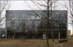 
. Repro- und Datenhaus in München-Riem -

Die verglaste Nordfassade ist ebenfalls begrünt.

März 2015 (M)
