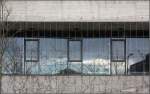 
. Repro- und Datenhaus in München-Riem -

Detailansicht der Südfassade. Über den Glas- und Betonflächen liegt ein Metallgespinst, an dem wilder Wein emporrankt. 

März 2015 (M)
