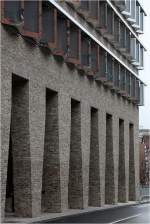 
. Kreissparkasse Ulm -

Die massiven Stützen entlang der Kolonnade. Ihre Form entspricht der Fensterform der Schreien-Esch-Schule in Friedrichshafen, auch von LRO-Architekten entworfen.

November 2015 (M)