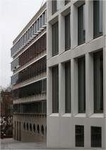 
. Kreissparkasse Ulm -

Die beiden Bankneubauten sind kontrastieren in ihren unterschiedlichen Architekturen.

November 2015 (M)
