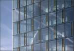 . Festo AutomationCenter in Esslingen-Zollberg -

In der Glasfassade mit den blau umrandeten, versetzt angeordneten Lüftungsflügel spiegelt sich der Himmel.

Dezember 2015 (M)