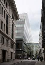 . One New Change in London -

Die Glasfassade geht übergangslos in die Dachfläche über.

Juni 2015 (M)