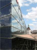 . Bürogebäude Elsässertor in Basel -

An der Südseite grenzt das Gebäude direkt an die Bahnanlagen. Blick entlang der Fassade zum Bahnhofsturm von Basel SBB.

Juni 2014 (Matthias)