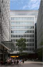 . Wohn- und Geschäftskomplex Central St. Giles in London -

Sehr farbenfroh geben sich die von Renzo Piano Workshop geplanten 2010 fertiggestellen Wohn- und Geschäftshäuser in London. 

http://www.rpbw.com/project/60/central-st-giles-court-mixed-use-development/

Juni 2006 (M)