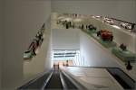 . Das Porschemuseum in Stuttgart-Zuffenhausen -

Ein Blick zurück nach unten. Der schräge Treppenschacht durchquert eine Tageslichtzone zwischen Foyer und Ausstellung.

Juni 2009 (Matthias)