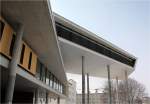 . Die Universitätsbibliothek in Magdeburg -

Nach Nordwesten kragt das vierte Obergeschoss weit aus. Es wird von schlangen Stützen getragen.

März 2013 (Matthias) 
