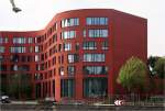 . Das Landesarchiv NRW in Duisburg -

Der Neubau erhielt ein dunkelrote Putzfassade. Ein ursprünglich geplante Ziegelfassade war zu teuer.

Oktober 2014 (Matthias)