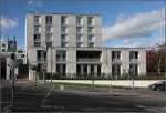 
. Apartmenthaus von Chipperfield Architektes in Stuttgart -

Ostfassade mit der zweistöckigen Kindertagesstätte.

November 2015 (M)