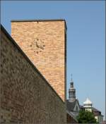 . Marianum Kloster Hegne, Allensbach - 

Entlang der Mauer auf der Nordseite wurde ein Glockenturm mit Uhr integriert. Im Hintergrund ältere Türme des Kloster Hegne. 

Juni 2013 (Matthias)