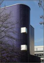 . Die Gustav-von-Schmoller Berufsschule in Heilbronn -

An der Nordostecke befindet sich der für die Architekten typische Treppenturm mit den Kastenfenstern auf Bodenhöhe.

März 2011 (Matthias)