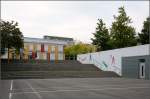. Grundschule in Frankfurt-Riedberg -

Das Gebäude umschließt U-förmig einen Pausenhof. Dahin sind die Klassenräume mit ihren farbigen Fassaden orientiert.

September 2014 (Matthias)
