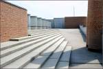 . Grund- und Hauptschule mit Werkrealschule im Scharnhauser Park, Ostfildern -

Das Dach der Sporthalle ist begehbar. Hinter den Oberlichtern befindet sich ein Sportplatz.

Juli 2005 (Matthias)