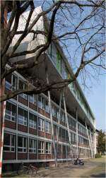 . Maybachschule Stuttgart-Bad Cannstatt -

Neben der Aufstockung wurden auch die Fassaden des Bestandbaues erneuert.

März 2011 (Matthias)